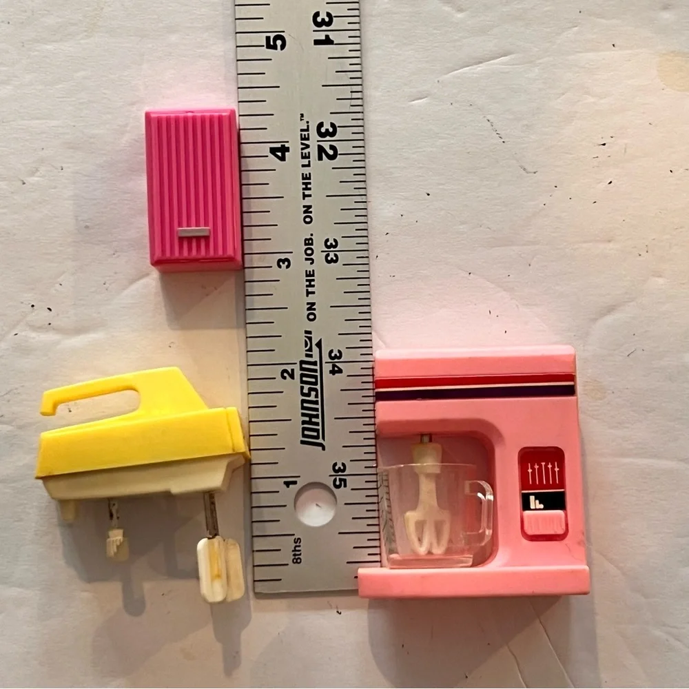 Vintage Barbie 1980s Action Accents Pink Stand Mixer Yellow Hand Mixer Radio B-4 - Picture 4 of 4